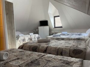 POKÓJ 6 OSOBOWY NA PODDASZU NR 1-3