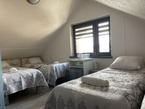 łóżka na poddaszu w pokoju w willi anna w gródku nad dunajcem
