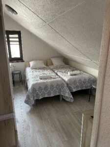 dwa łóżka w pokoju w willi anna w gródku nad dunajcem
