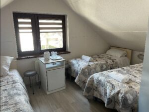 pokój z pościelonymi łóżkami w willi anna w gródku nad dunajcem
