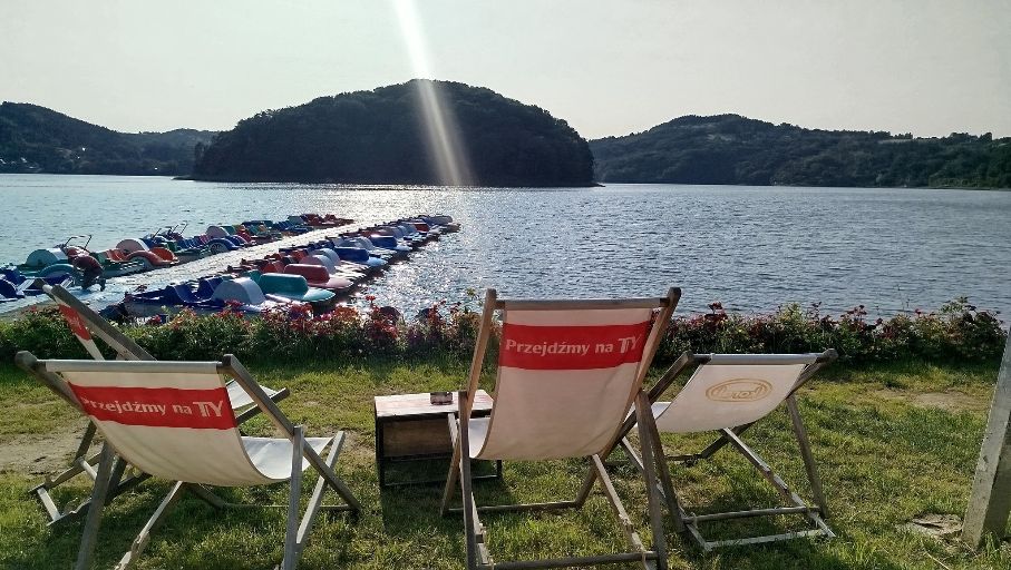 leżaki nad jeziorem , molo z rowerkami wodnymi
