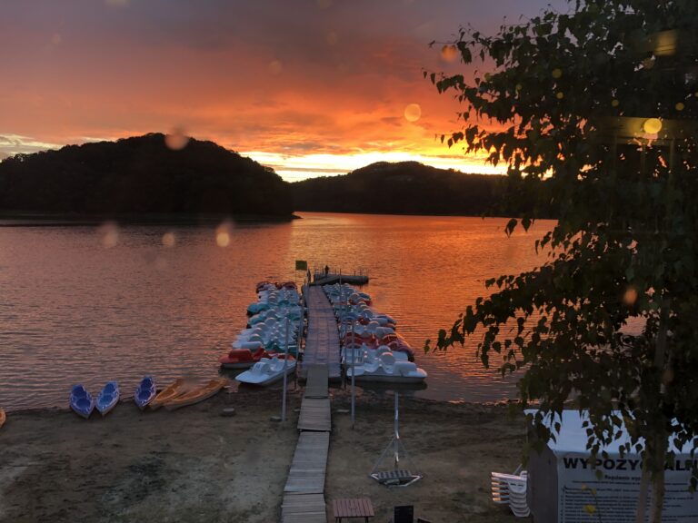 O poranku, który pachnie kawą i jeziorem…