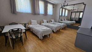 trzy łóżka , stolik i krzesła w willi anna w gródku nad dunajcem